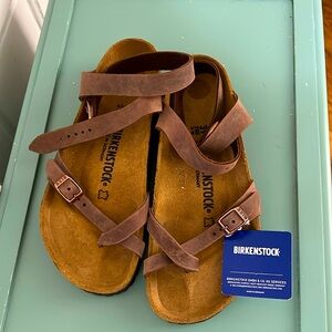 Birkenstock Women's Yara Oiled Leather Flat, size 39. NWT